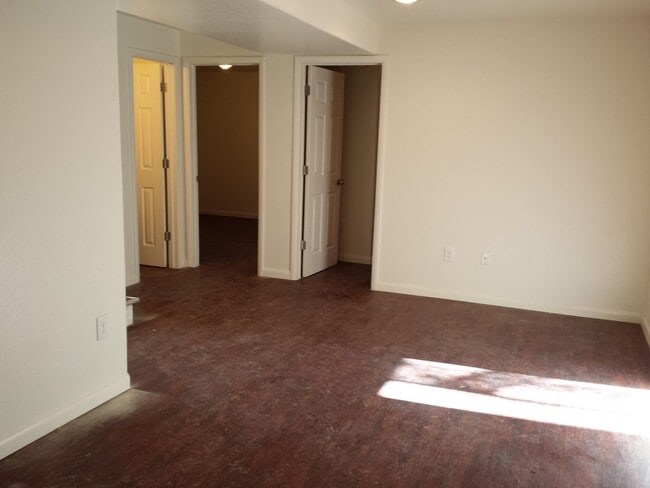 Building Photo - 4 Bedroom 2 Bath Home, $2500/month
