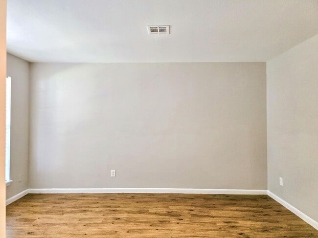 Photo - 5922 Densmore Dr