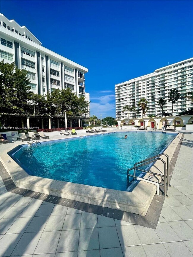 5161 Collins Ave Unit 615
