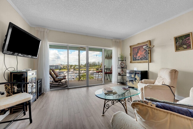 Photo - 29 Yacht Club Dr Unit 504