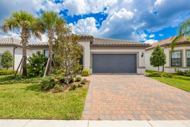 Building Photo - 833 SE Courances Dr