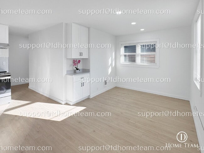 Photo - "Charming 3-Bed, 2-Bath Oasis in Seattle's Heart – Cozy 1040 Sq Ft Haven!"