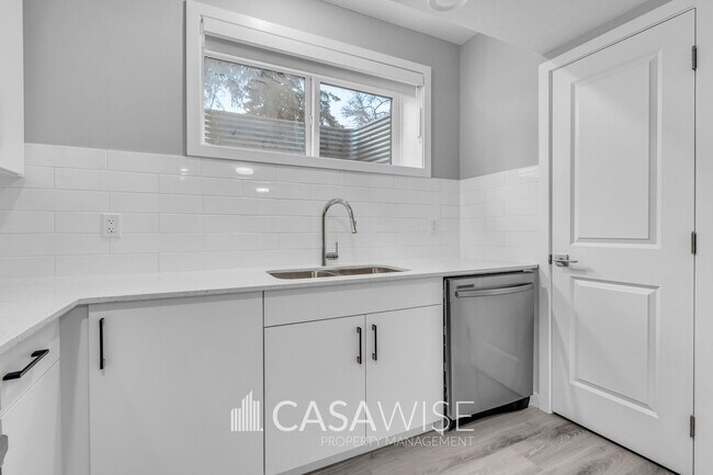 Photo - 11329-11126 126 St NW Unit Bsmt