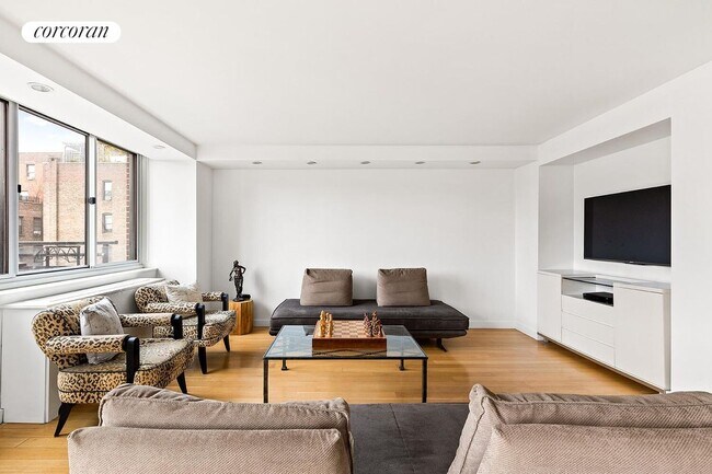 Photo - 45 W 67th St