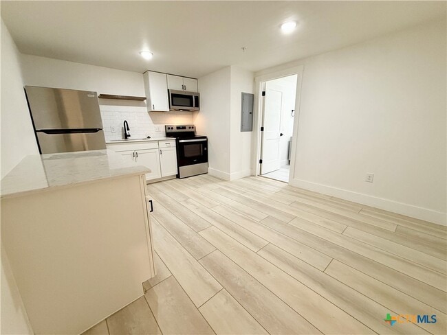 Building Photo - 2204 W San Antonio St Unit 3