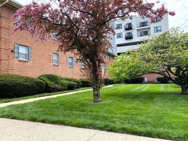 Wellington Square Apartments