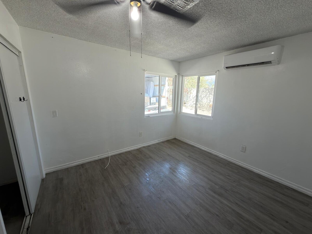 Photo - 9490 Elm Ave