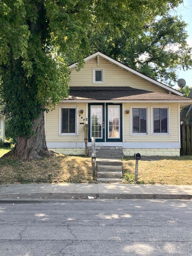 Building Photo - Nice 2 bedroom with fenced in back yard. Rental