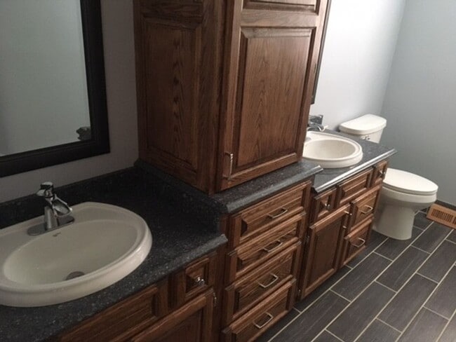 Building Photo - 3 Bedroom Home w/ Attached garage & Large basement. Washer/Dryer Included