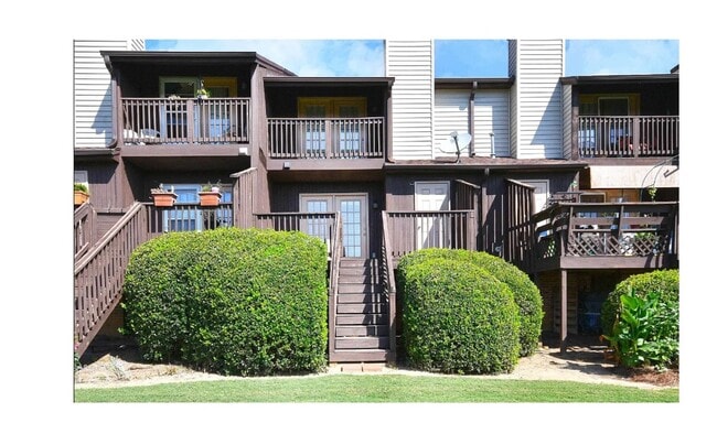 Building Photo - Charming 2-bedroom, 2.5-bathroom townhouse...