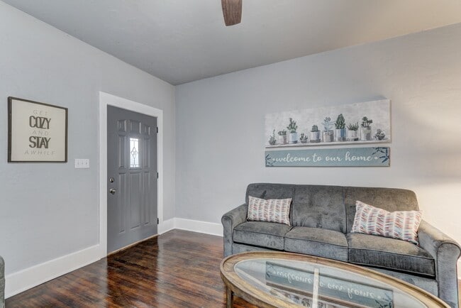 Photo - 402 E 3rd St