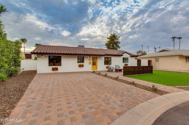 Building Photo - 3502 N Carhill Ave