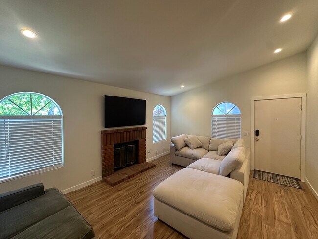 Building Photo - 7130 Woodlake Ave Unit E Rental