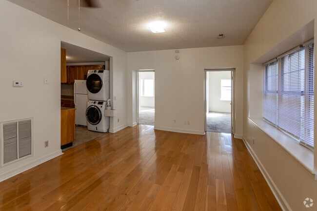 2 BR, 2 BA - 1,100SF