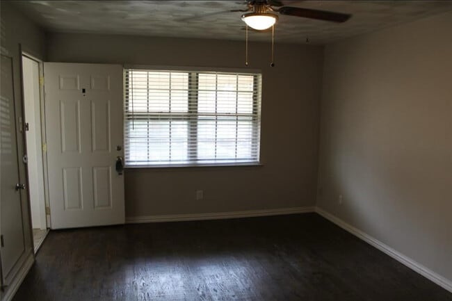 Photo - 2101 Oakhurst Dr Apartments Unit C