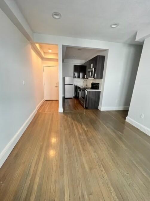 Images are representative samples of the advertised unit. Actual units shown during tours may differ - 80 Peterborough St Unit R5