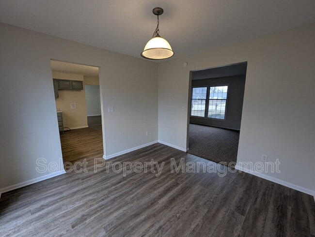 Photo - 924 E Washington Center Rd