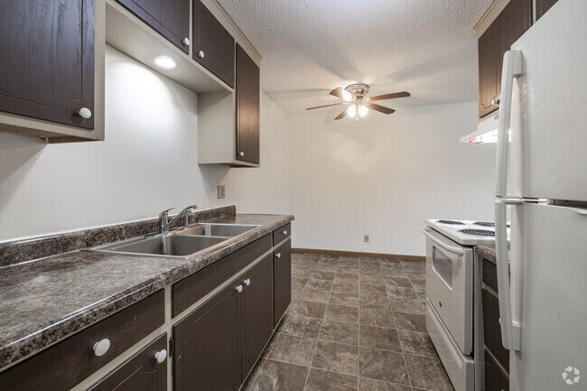 1BR, 1BA - 670SF - Kitchen and Dining Room