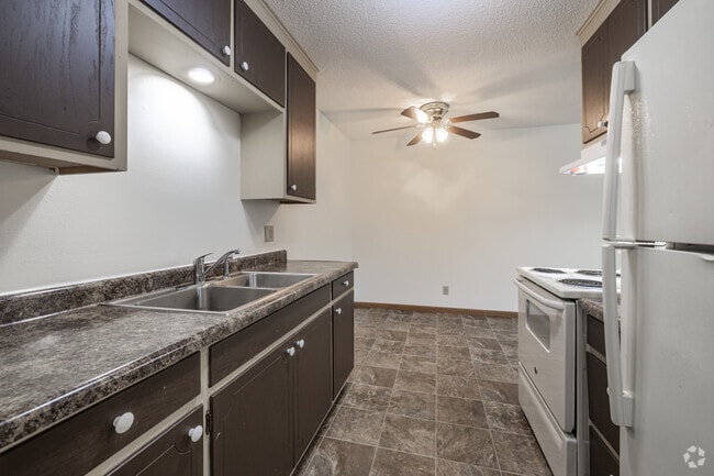 1BR, 1BA - 670SF - Kitchen and Dining Room - Canary Hill Apartments