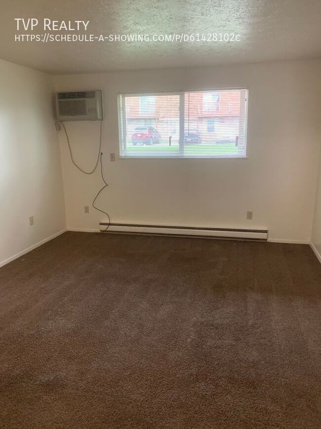 Building Photo - 1444 W River Rd N Rental