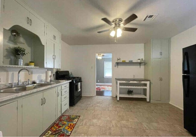 Photo - 2320 Elmira St