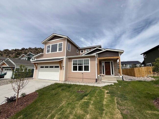 Building Photo - Spacious 4 Bedroom Home with Over 3,100 Sq Ft!