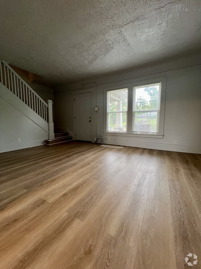 Building Photo - 105 W Rundell St Rental