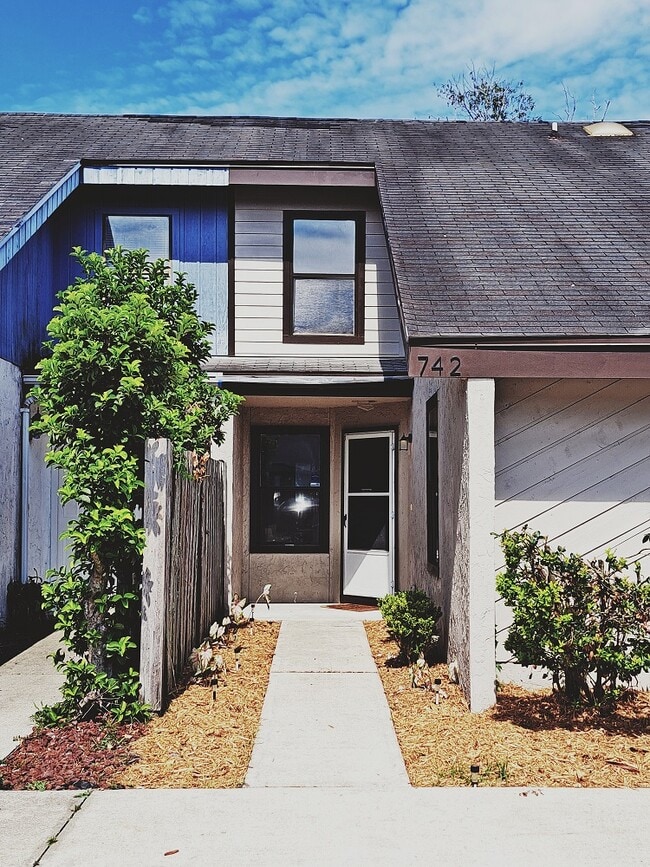 Photo - 742 Trekker St