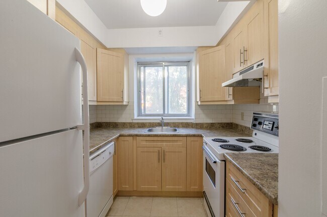 Building Photo - 3555 Chem. de la Côte-des-Neiges Unit 415