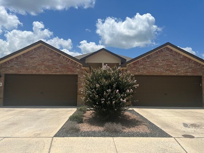 Building Photo - Luxury 3/2 Duplex in Seguin, Texas