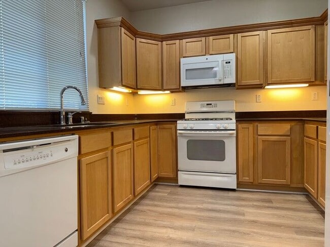 Photo - Great 3 bed 2.5 bath single family home in Windsor! Brand New Flooring and Paint!