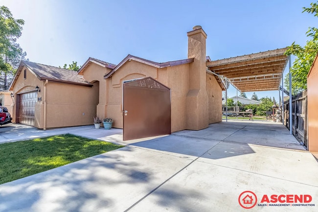 Photo - 1810 Martinho Ave
