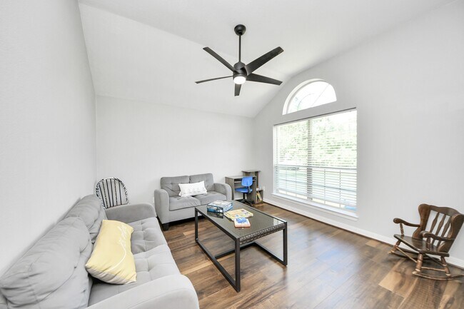 Photo - 1406 Williams Trace