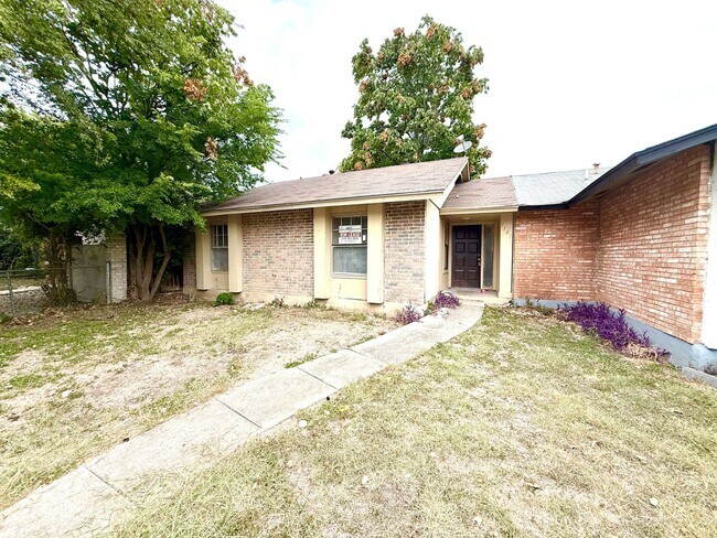 Building Photo - AVAILABLE NOW! 2 Bedroom / 1 Bath Home In ...