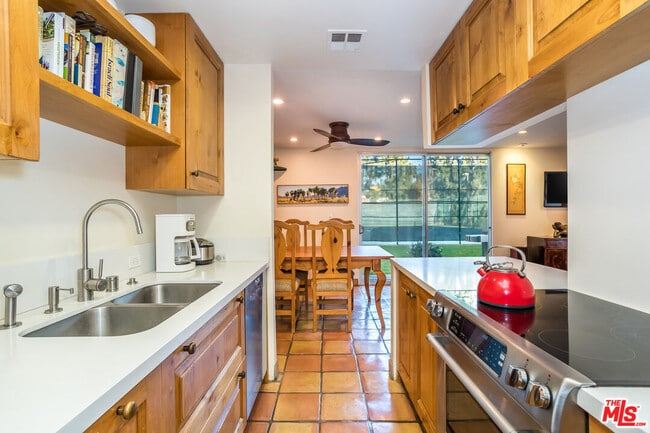 Building Photo - 100 S Doheny Dr Unit 214