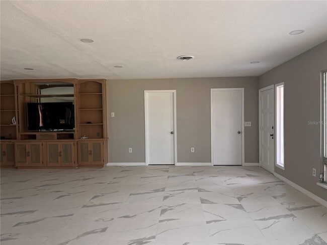 Photo - 639 E Dearborn St