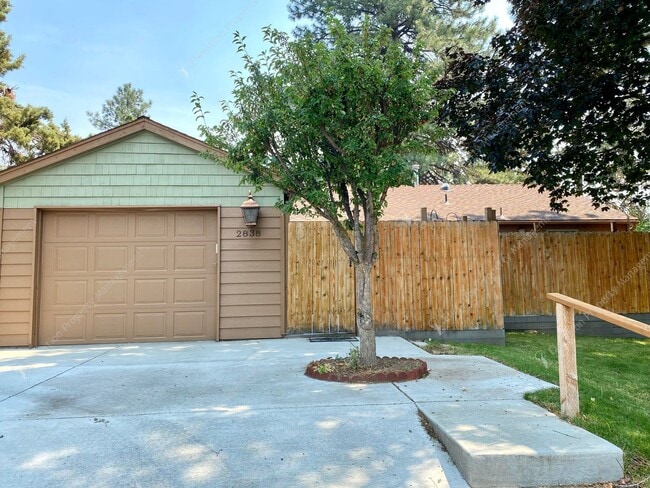 A Rare Find: Expansive NE Bend Home with E... - A Rare Find: Expansive NE Bend Home with E...