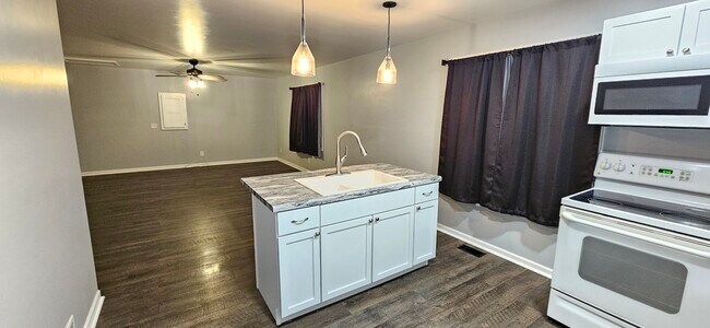 Photo - 104 N Main St