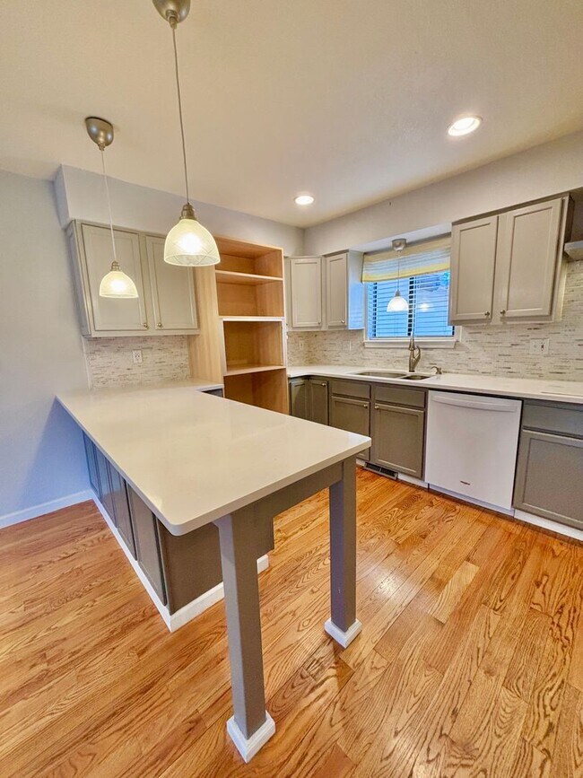 Photo - Spacious 3-Bedroom Condo in Prime Golden Location!! Available Now!!