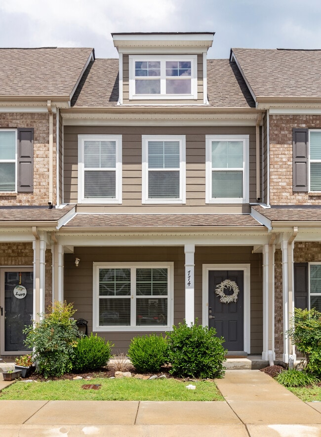 Photo - 774 Bradburn Village Way