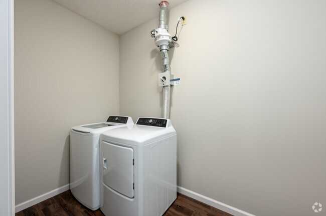 1BR, 1BA - 595SF - Laundry - 120 Flats