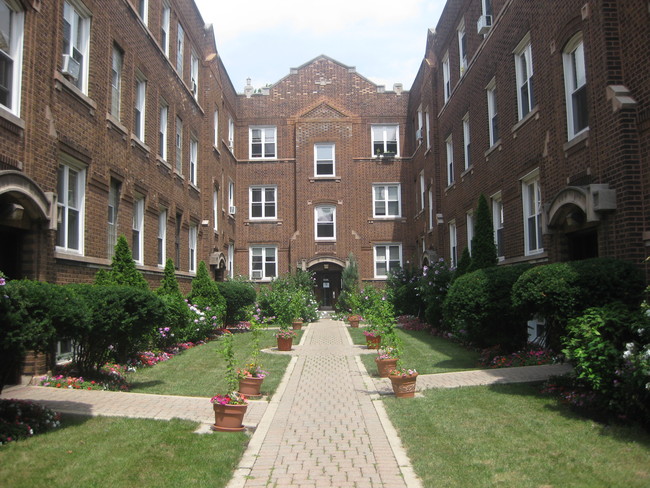 Photo - 656 W Oakdale Ave Apartments Unit 1B