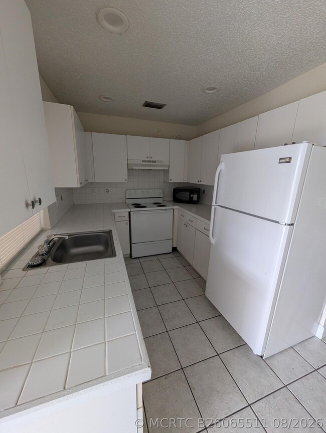 Building Photo - 1382 Birkdale Dr Unit 1388