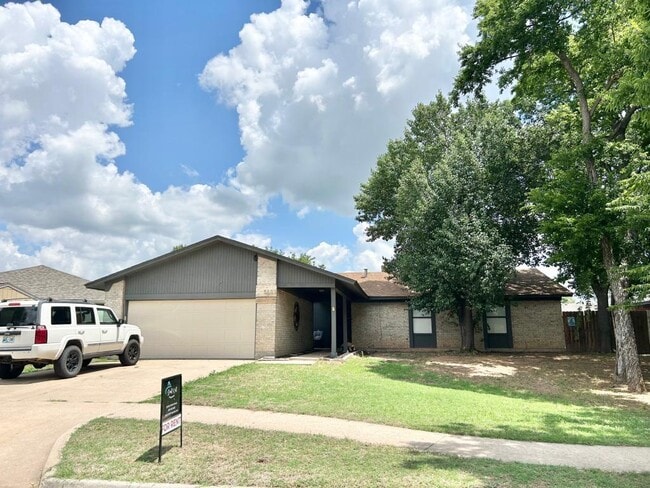 Building Photo - 5603 NW Wilfred Dr
