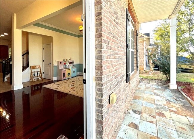 Photo - 440 Highgate Dr