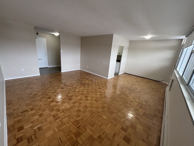 Photo - 1061 Queen's Blvd Unité 702