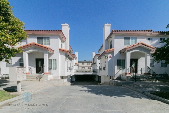 Building Photo - 2 Bed 2.5 Bath Townhouse in Prime Location of Amhambra