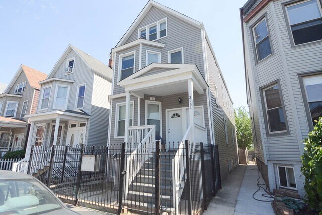 Photo - 3755 W Diversey Ave Unidad J06P