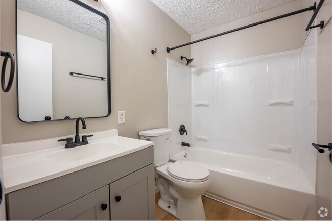 2BR, 2BA - 840SF - Bathroom