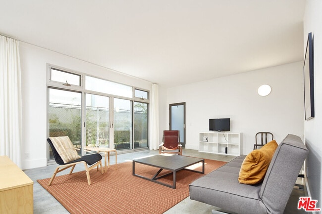 Photo - 558 Rose Ave